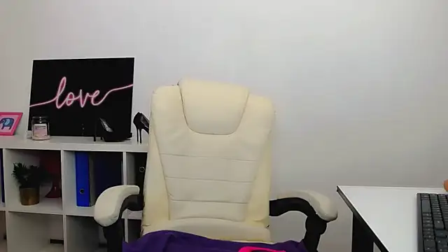 Lia Benini online show from 02/25/25, 07:25