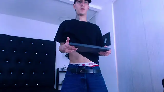 Snapshot of Angel_xxx chatting on 01/14/26, 06:35 Angel xxx online show from 01/14/26, 06:35