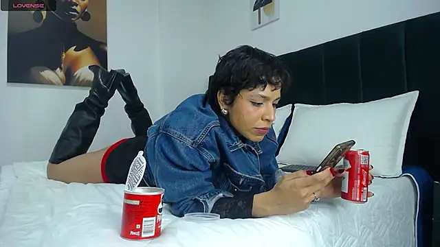 AbrilSonne online show from 11/28/25, 10:23