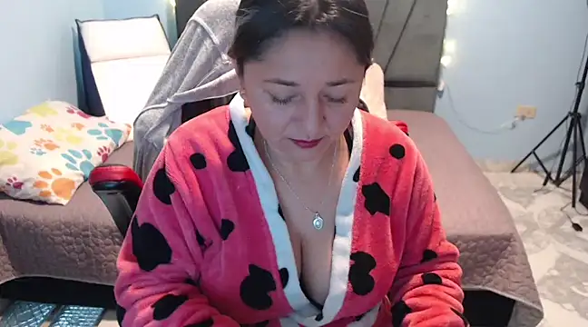 Snapshot of AngelRouss chatting on 01/29/25, 12:02 AngelRouss online show from 01/29/25, 12:02