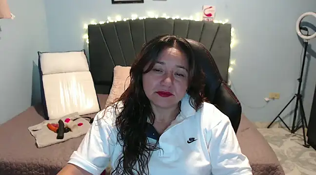 Snapshot of AngelRouss chatting on 02/01/25, 01:23 AngelRouss online show from 02/01/25, 01:23