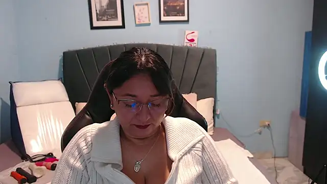 Snapshot of AngelRouss chatting on 03/01/25, 11:06 AngelRouss online show from 03/01/25, 11:06