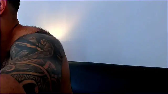 Snapshot of BradLeon_ chatting on 10/16/25, 05:14 BradLeon online show from 10/16/25, 05:14