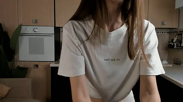 Snapshot of LinnGaillard chatting on 12/27/24, 01:39 LinnGaillard online show from 12/27/24, 01:39