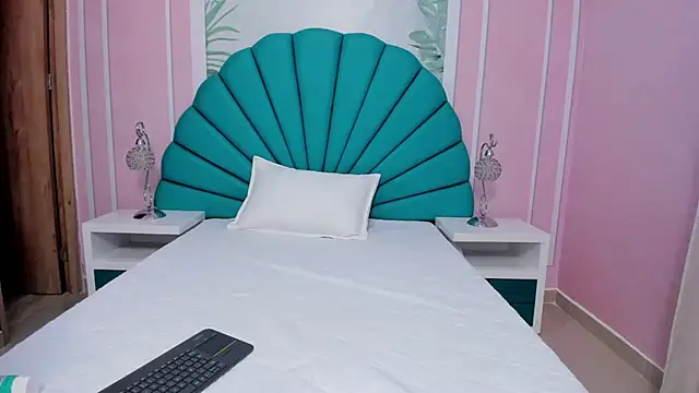 Snapshot of Daphne_Fox_ chatting on 02/22/25, 06:39 Daphne Fox online show from 02/22/25, 06:39