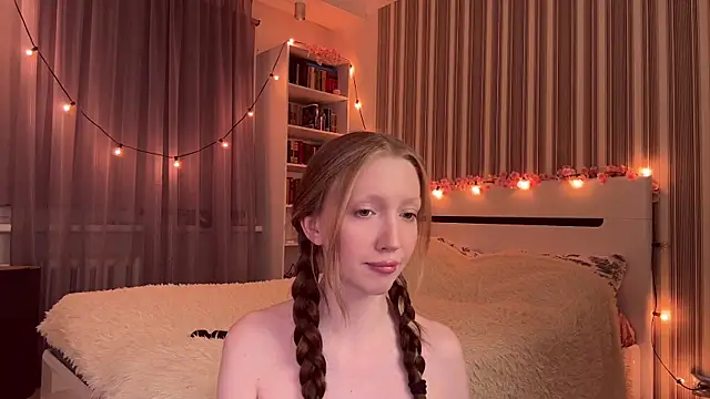 Awwwrora online show from 10/13/25, 07:25