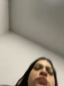 Snapshot of Sophia_cyrus11 chatting on 01/05/25, 10:43 Sophia cyrus11 online show from 01/05/25, 10:43