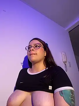 Snapshot of Sophia_cyrus11 chatting on 03/21/25, 11:23 Sophia cyrus11 online show from 03/21/25, 11:23