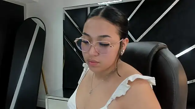 IsabellRodriguez18 online show from 11/18/25, 03:56