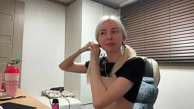 yunasuka online show from 01/06/25, 09:19