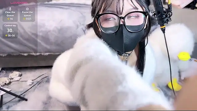 Snapshot of Yu_UwU_ chatting on 01/01/25, 02:42 Yu UwU online show from 01/01/25, 02:42