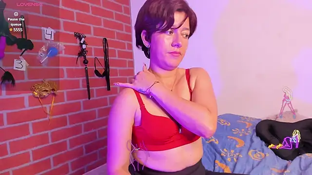 Laura hellss online show from 01/10/25, 01:21