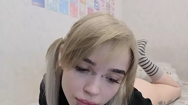 Snapshot of emodreamgirl chatting on 05/17/26, 12:56 emodreamgirl online show from 05/17/26, 12:56