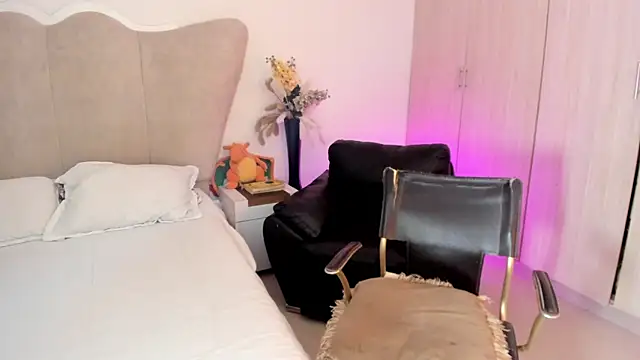 rachaeldeckard   online show from 10/21/25, 03:40