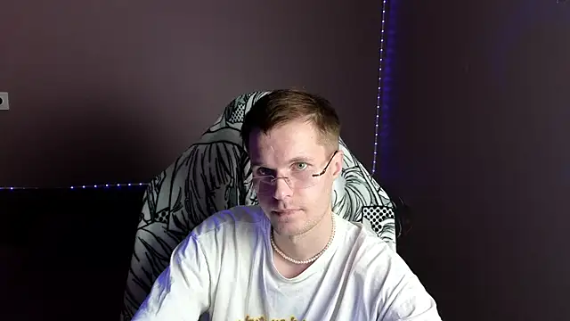 Snapshot of Leonnextdoor chatting on 01/02/25, 12:57 Leonnextdoor online show from 01/02/25, 12:57