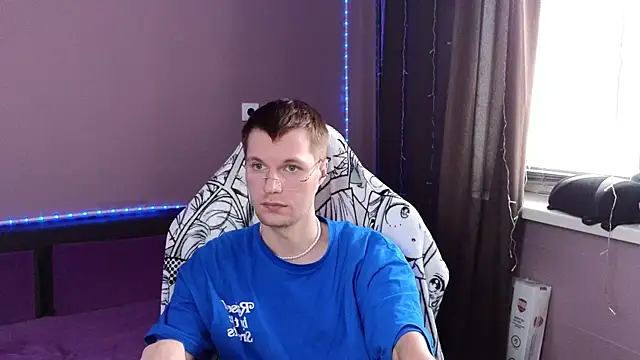 Snapshot of Leonnextdoor chatting on 01/11/25, 06:03 Leonnextdoor online show from 01/11/25, 06:03