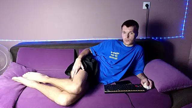 Snapshot of Leonnextdoor chatting on 01/11/25, 09:04 Leonnextdoor online show from 01/11/25, 09:04