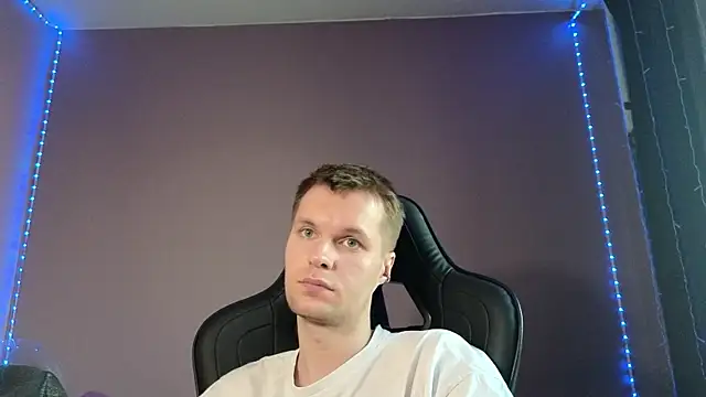 Snapshot of Leonnextdoor chatting on 03/06/25, 09:58 Leonnextdoor online show from 03/06/25, 09:58