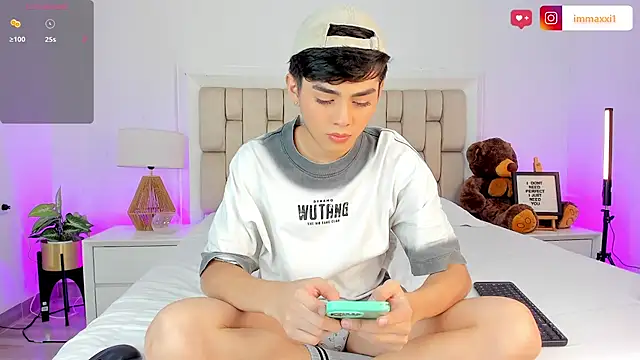 Maxi little online show from 11/22/25, 08:52