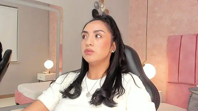 Snapshot of MAGIC_AURORAA chatting on 03/13/25, 12:13 MAGIC AURORAA online show from 03/13/25, 12:13