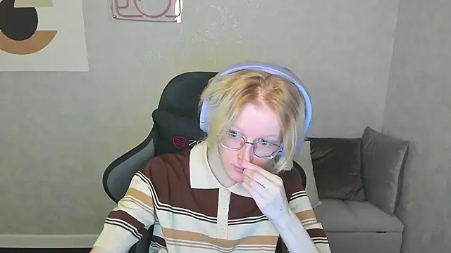 Snapshot of ElizabethHarpper chatting on 09/20/25, 01:28 ElizabethHarpper online show from 09/20/25, 01:28