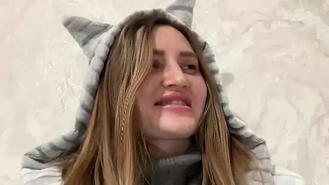 Snapshot of florianikaa chatting on 10/24/25, 06:26 florianikaa online show from 10/24/25, 06:26