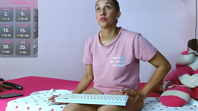 latinabueno41 online show from 10/16/25, 12:44