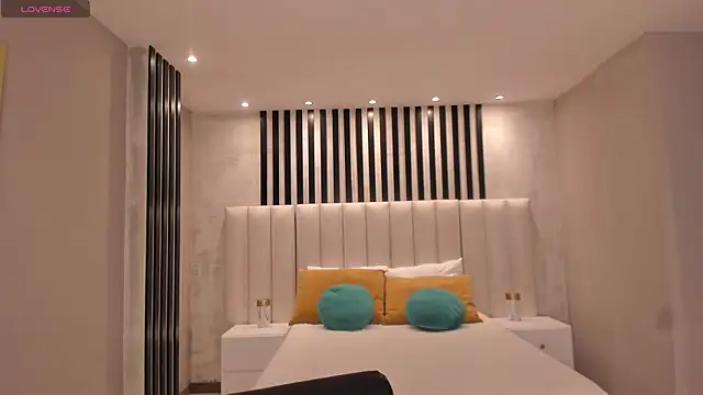 NiaSalvatore online show from 12/01/25, 06:46