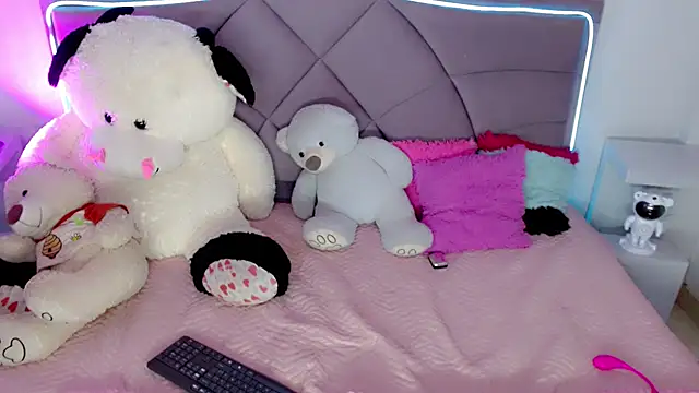 Carolaine01 online show from 11/14/25, 04:06