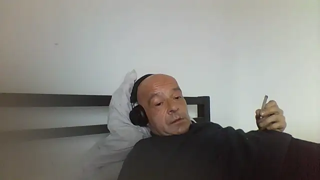 Snapshot of horndude187187 chatting on 12/31/24, 12:46 horndude187187 online show from 12/31/24, 12:46