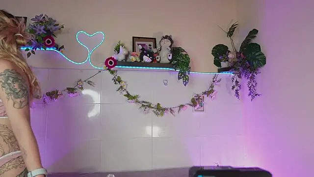 bri cullen online show from 09/11/25, 02:17