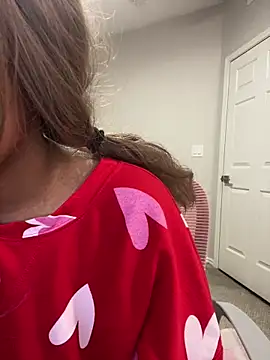 AwkwardJasminee online show from 12/18/25, 09:48