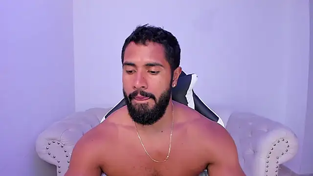 Snapshot of Santiago_huntt chatting on 10/17/25, 10:45 Santiago huntt online show from 10/17/25, 10:45