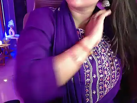 Snapshot of Mitikaa chatting on 09/24/25, 02:53 Mitikaa online show from 09/24/25, 02:53