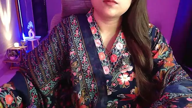 Snapshot of Mitikaa chatting on 10/14/25, 04:52 Mitikaa online show from 10/14/25, 04:52