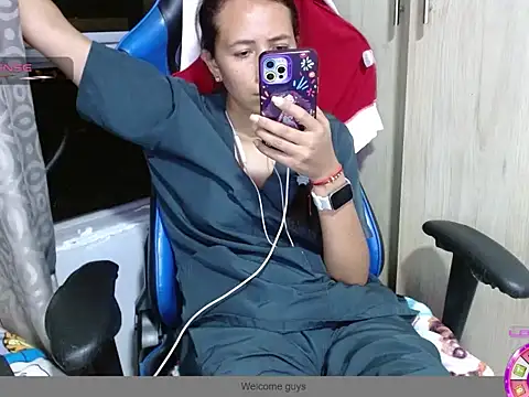 Danielagomez33 online show from 04/11/26, 12:37