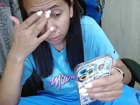 Danielagomez33 online show from 06/02/26, 12:23