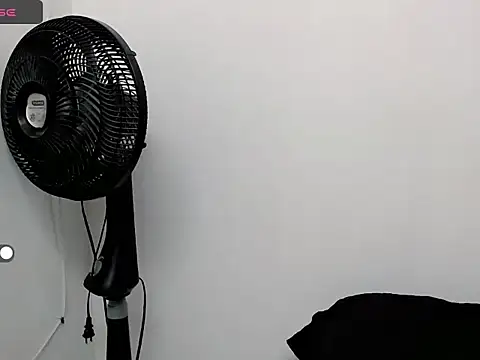 Snapshot of mia_grey01 chatting on 02/06/25, 12:05 mia grey01 online show from 02/06/25, 12:05