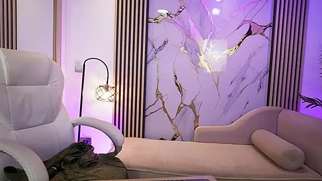 Emma Walkerr  online show from 04/07/26, 07:03