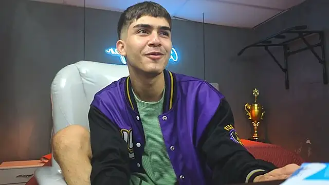 Tommy18   online show from 02/11/25, 06:19