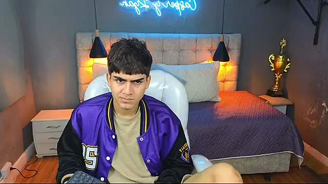 Tommy18   online show from 03/06/25, 07:03