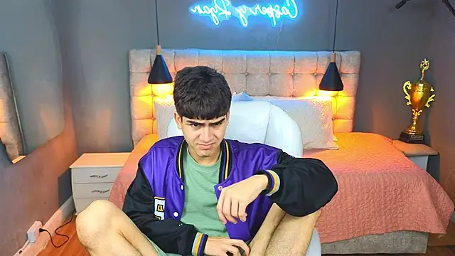 Tommy18   online show from 03/09/25, 06:50