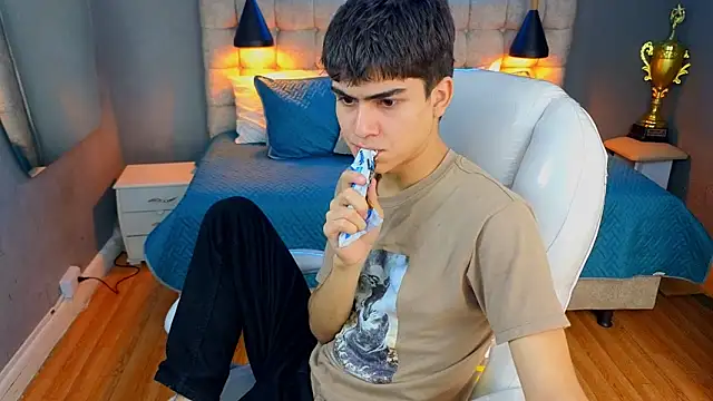 Tommy18   online show from 03/18/25, 04:37