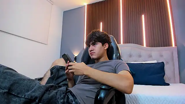 Tommy18   online show from 12/17/25, 03:34