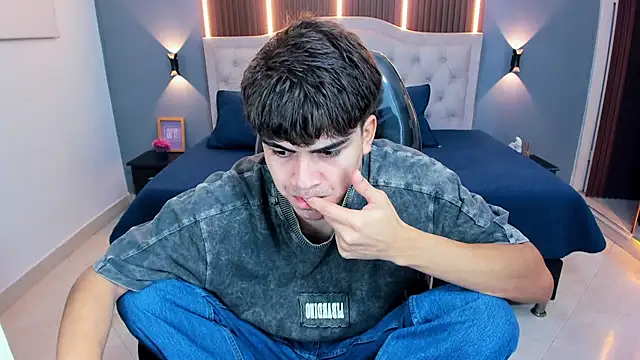 Tommy18   online show from 04/19/26, 03:39