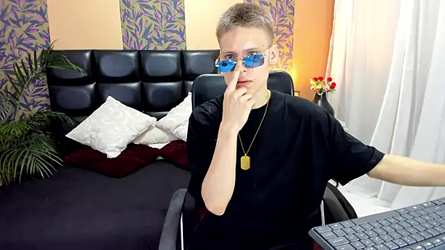 Snapshot of blondie_lover69 chatting on 02/15/25, 07:28 blondie lover69 online show from 02/15/25, 07:28