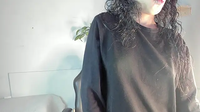 vaiolethsan   online show from 04/18/26, 12:09