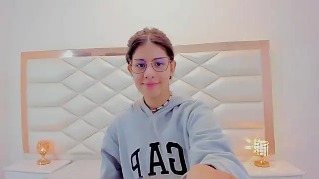 Snapshot of MiaQueen021 chatting on 01/20/25, 12:18 MiaQueen021 online show from 01/20/25, 12:18