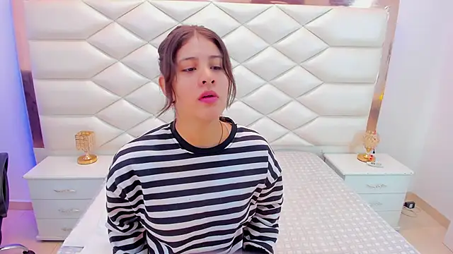 Snapshot of MiaQueen021 chatting on 01/24/25, 12:20 MiaQueen021 online show from 01/24/25, 12:20