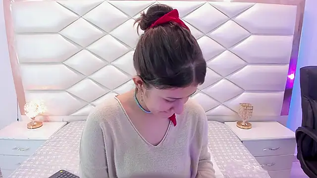 Snapshot of MiaQueen021 chatting on 02/05/25, 12:27 MiaQueen021 online show from 02/05/25, 12:27